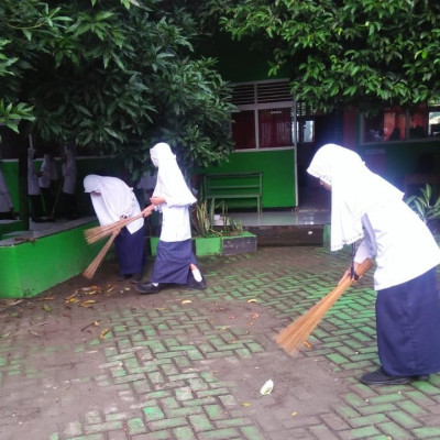 Giat Bersih- Bersih Peserdik MTsN 1 Bulukumba Sebelum Upacara Bendera