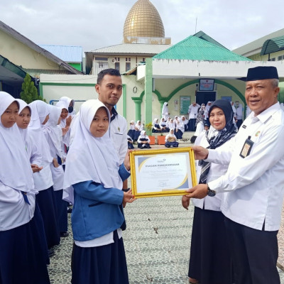 Salam Genre, PIK-R MTsN 1 Bone Serahkan Piagam Terbaik ke Madrasah