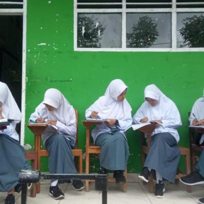 Siswa Kelas X MA Darul-Qalam Isi Waktu Istirahat Dengan Belajar Bersama