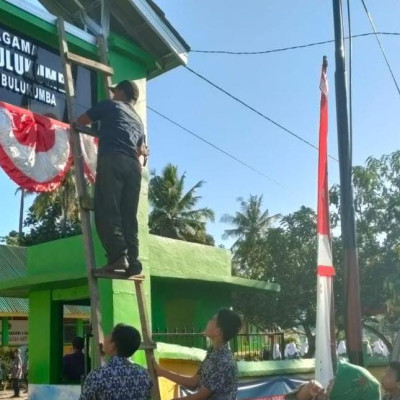 MTsN 6 Bulukumba Pasang Umbul-umbul Merah Putih