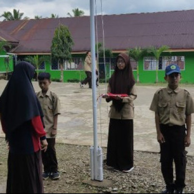 Wakamad Kesiswaan MTs Muhammadiyah Songing Antusias Dampingi Geladi Upacara Bendera