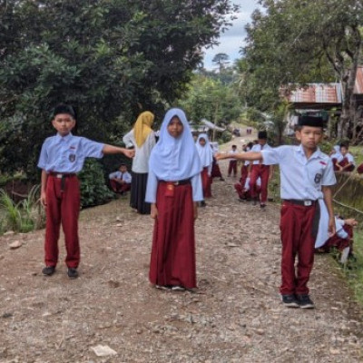 Peserta didik MI Muhammadiyah Songing Gelar Latihan Perdana Gerak Jalan Indah