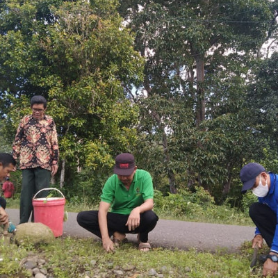 Ciptakan Lingkungan Kerja Nyaman, KUA Bontocani Kerja Bakti