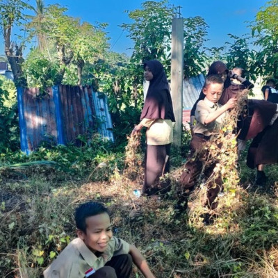 Jelang HUT RI Ke-77, MTs Bontomanai Gelar Kerja Bakti