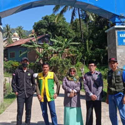 Staf KUA Bontocani Jepret Lokasi Wakaf