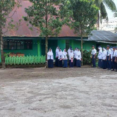 Siswa MTs Bontosunggu Harus Jaga Adab dan Etika, Pesan Pembina Upacara