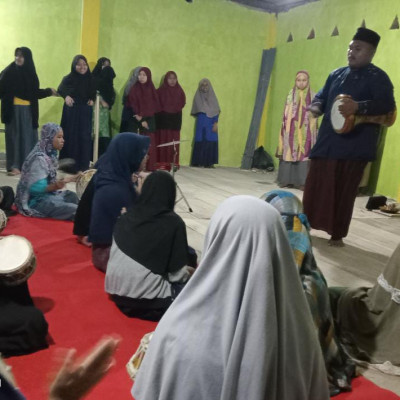 Kembangkan Minat Seni, Grup Marawis Putri MTs PP. As’adiyah Galber Intensifkan Latihan