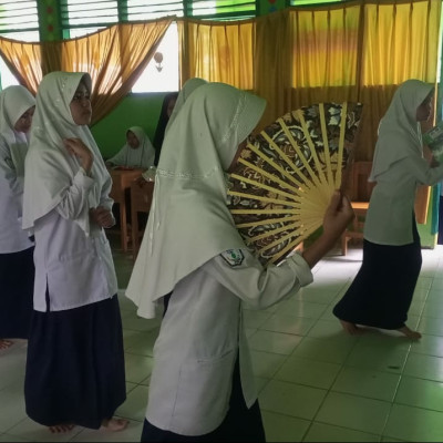 Siswa MTs Ponpes Nurul Falah Giatkan Latihan Tari untuk Lomba HUT RI ke-77