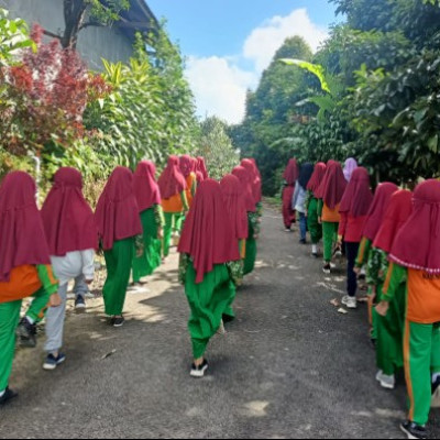 Ambil Bagian Semarakkan HUT RI, MIN 3 Sinjai Gelar Latihan Gerak Jalan Indah