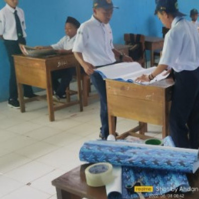 Perindah Ruang Kelas, Ini Yang Dilakukan Wali Kelas 8 B MTs Muhammadiyah Songing