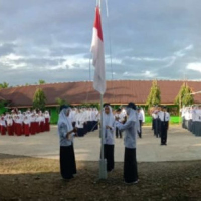 Tiga Madrasah Muhammadiyah Songing Gelar Upacara Bendera Merah Putih