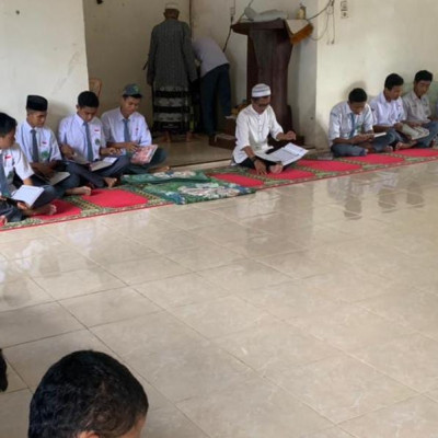 Usai Sholat Dhuhur Berjamaah, MA Guppi Gunung Jati Giatkan Tadarus Al-Qur'an