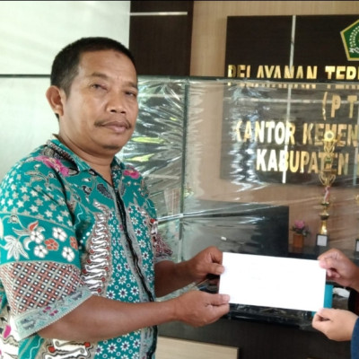 MTsN 1 Bulukumba Serahkan Hasil Wakaf Koin Juli