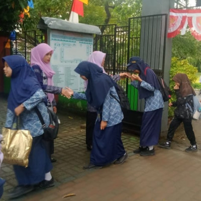 Petugas Piket MTsN 1 Bulukumba, Datang Lebih Awal Untuk Lakukan Ini