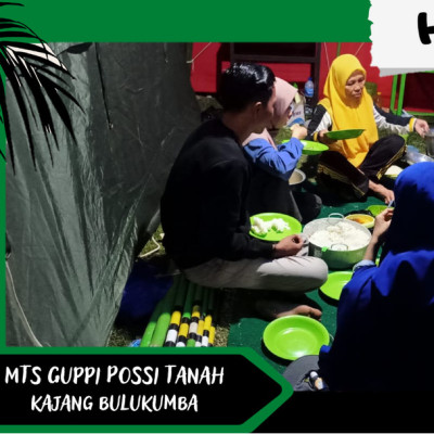 Penggalang Pramuka MTs Guppi Possi Tanah Makan Bersama Jalin Kekompakan di Lokasi Perkemahan.