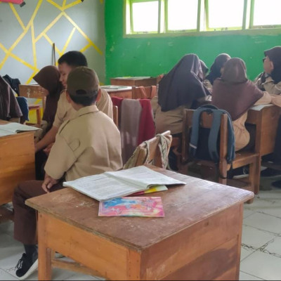 Guru Fiqih MTsN 5 Bulukumba Mendisiplinkan Siswa Dengan Kerja Kelompok