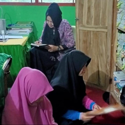 Staf Tata Usaha MTsN 5 Menata dan Merapikan Administrasi Madrasah