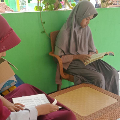 Free Time, Siswi MTs/MA PP. As’adiyah Galber Gunakan Waktu Baca Buku