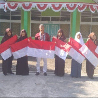 Patungan Merah Putih, Warga MAN 2 Bone Bagikan Bendera