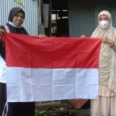 KUA Bantimurung Bagikan Bendera Merah Putih Secara Gratis