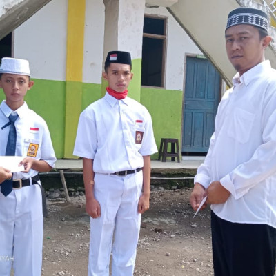 HUT RI Ke-77, Ketua Yayasan PP. As’adiyah Galber Beri Hadiah Siswa Yang Lahir 17 Agustus