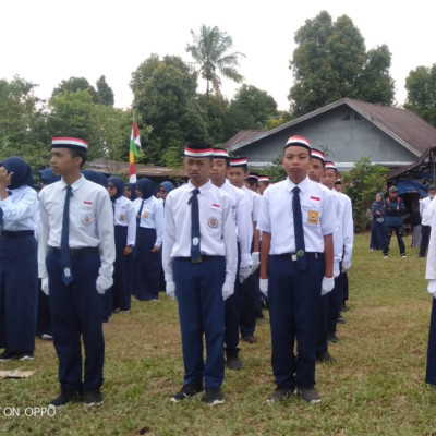 Kerahkan 2 Tim Gerak Jalan, MTs Ponpes Nurul Falah Borongganjeng Raih Juara Harapan 1 