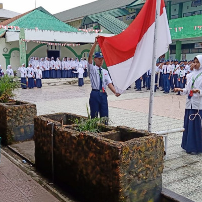 Lagu Hari Merdeka Mengema Saat Upacara di MTsN 1 Bone