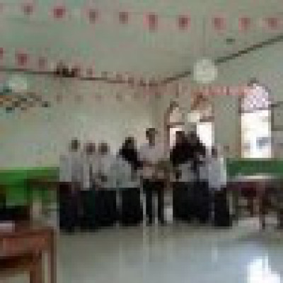 Songsong HUT RI Ke-77 Peserta Didik MTs Nurul Irham Ikuti Lomba Menghias Ruang Kelas