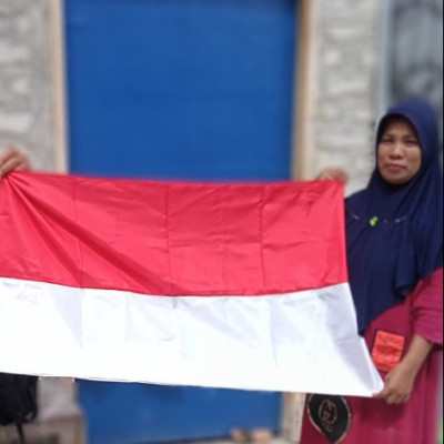 Kepala Kantor Urusan Agama Pulau Sembilan Bagikan Bendera