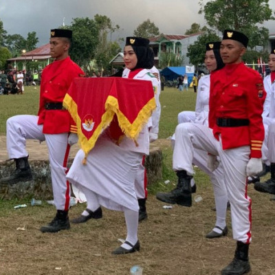 Salah Seorang Peserta Didik MA Lembanna Jadi Pembawa Baki Saka Merah Putih