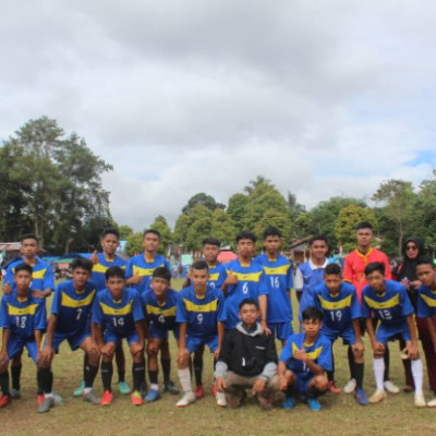 Kesebelasan Persemam MA Tengah Lembang Berhasil Boyong Piala Juara 1 HUT ke – 77