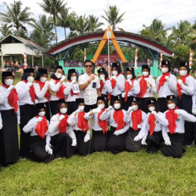 Peserta Didik MTs Al-Ikhwan Hebohkan Penonton Lewat Formasi Gerak Jalan Arakan