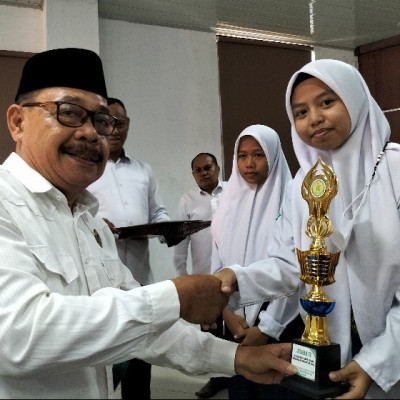 Murid MTsN 2 Maros Terima Trofi Juara KSM, Begini Pesan Kakankemenag Maros