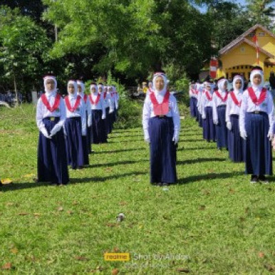 Peserta Didik MTs Muhammadiyah Songing Ikut Memeriahkan Gerak Jalan Indah HUT RI Ke-77 Tahun 2022