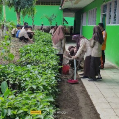 Jum’at Bersih, Pendidik MTs Muhammadiyah Songing Pimpin Pembersihan Lingkungan Madrasah