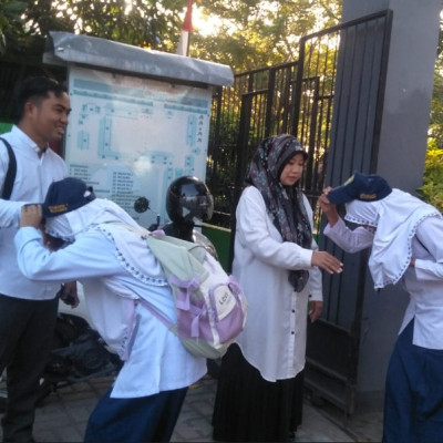 Giat Awali Pagi Guru Piket MTsN 1 Bulukumba