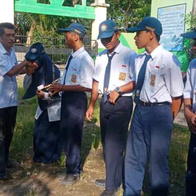 Penyerahan Piala Terhadap Peserta Lomba di MTs. Badan Amal