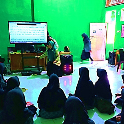 Siswa Siswi Kelas IX MTsN 1 Bulukumba Belajar Bahasa Arab Dengan Media Smart-TV