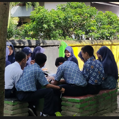 Antusias Siswa MTsN 1 Bulukumba Belajar di Luar Ruangan