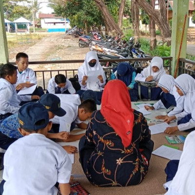 Guru Bahasa Arab Kelas VII MTsN 1 Bulukumba Laksanakan PH di Tribun Lapangan