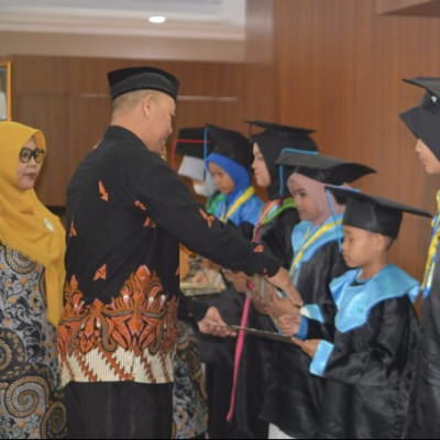 93 Santri MDT dan TPQ Wisuda di Ruang Pola Bupati Maros