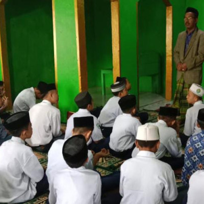 Usai Shalat Dhuha, Ketua Yayasan Ponpes As’adiyah Galung Beru Beri Tausiah