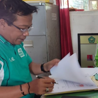 Penandatanganan Ajuan SKMT dan SKBK oleh Kepala MTsN 1 Bulukumba