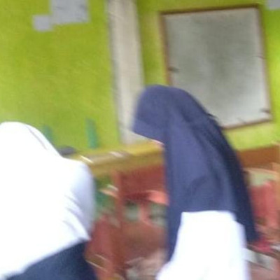 Sesaat KBM Dimulai, Siswa MTs PP As’adiyah Galung Beru Bersihkan Ruang Kelas