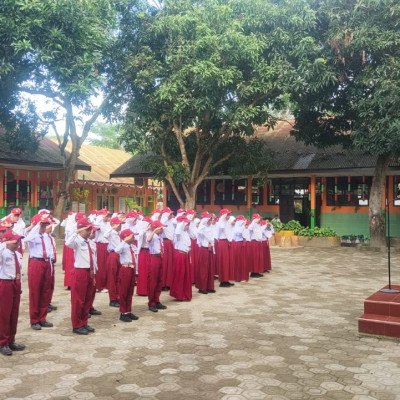 Bhabinsa Palambarae, Latih Peserta Didik MIN 1 Bulukumba Baris Berbaris