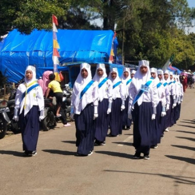 Dengan Langkah Tegap Peserta Didik Mursyina Tampil Memukau Penonton