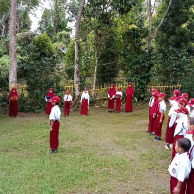 Cuaca Mendung, MIS As’adiyah Kindang Tetap Laksanakan Upacara Bendera Dengan Semangat