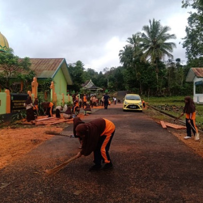 Warga MTs Al-Ikhwan Jaga Kebersihan Madrasah, Wujud Cinta Lingkungan