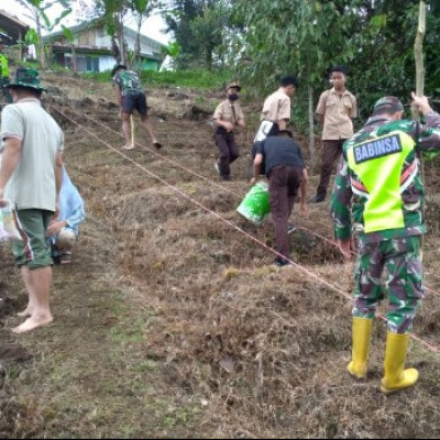 Pererat Tali Persaudaraan, MA Al-Ikhwan Kolaborasi Dengan Koramil Sinjai Borong Lakukan Baksos