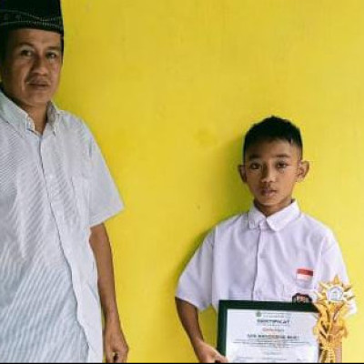 Raih Juara 2, Kamad MIS Bangkeng Buki Serahkan Hadiah Kepada Siswa